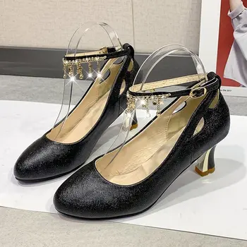 Yeni Moda kadın yüksek topuklu ayakkabılar Trend Vahşi Basit Mizaç Metal Püsküller Olgun Zarif Sandalet Boyutu 34-40