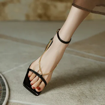Süper Güzel Moda Zinciri Açık parmaklı Sandalet 2022 Yaz Yeni Altın Tek kelime Kemer Basit Stilettos Fransız Zarif kadın ayakkabısı